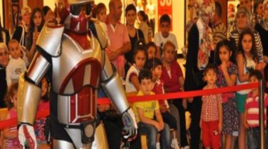 Robot Adam, &Ccedil;ocukları Doyasıya Eğlendirdi