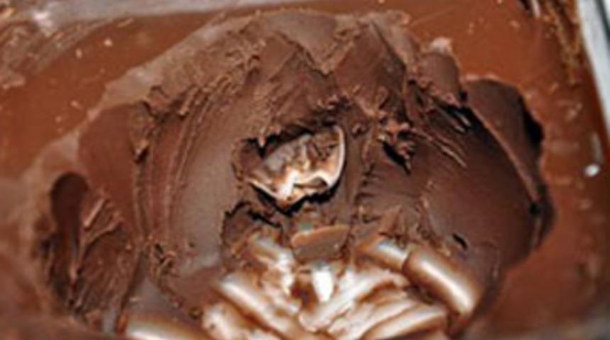 &Ccedil;ikolatanın i&ccedil;inden ameliyat eldiveni &ccedil;ıktı