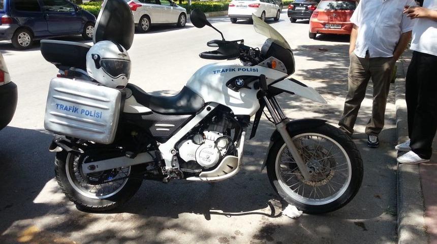 Aracının Bağlanacağını &Ouml;ğrenen Kadın, Polise &Ccedil;arptı