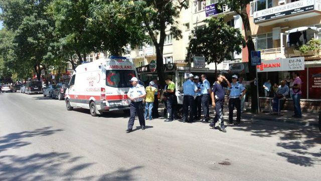 Aracının Bağlanacağını Öğrenen Kadın, Polise Çarptı