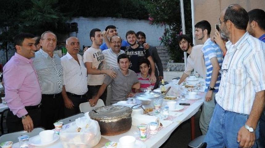 Başkan G&uuml;mr&uuml;k&ccedil;&uuml;oğlu, Yeşiltepe Ve Aydınlıkevler Mahalleleri Sakinleri İle İftar Yemeğinde Bir Araya Geldi