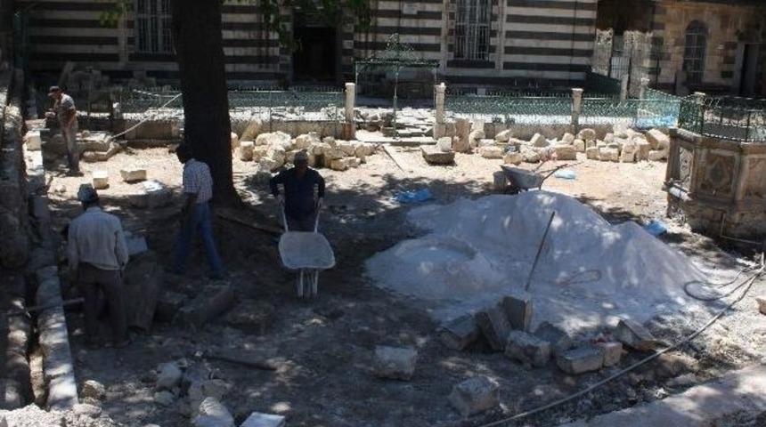 Ala&uuml;ddevle Cami Onarımı Devam Ediyor
