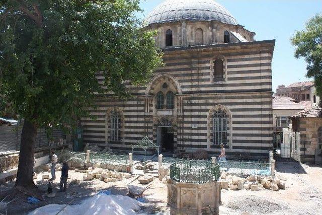 Alaüddevle Cami Onarımı Devam Ediyor