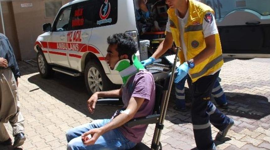 Adıyaman&rsquo;da, Otomobiller &Ccedil;arpıştı: 2 Yaralı