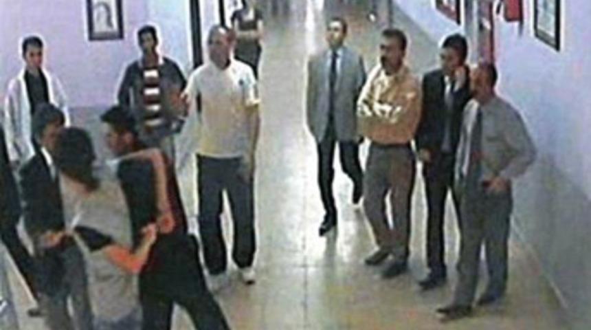 Polis sınıflara girdi &ouml;ğrencileri kelep&ccedil;eledi