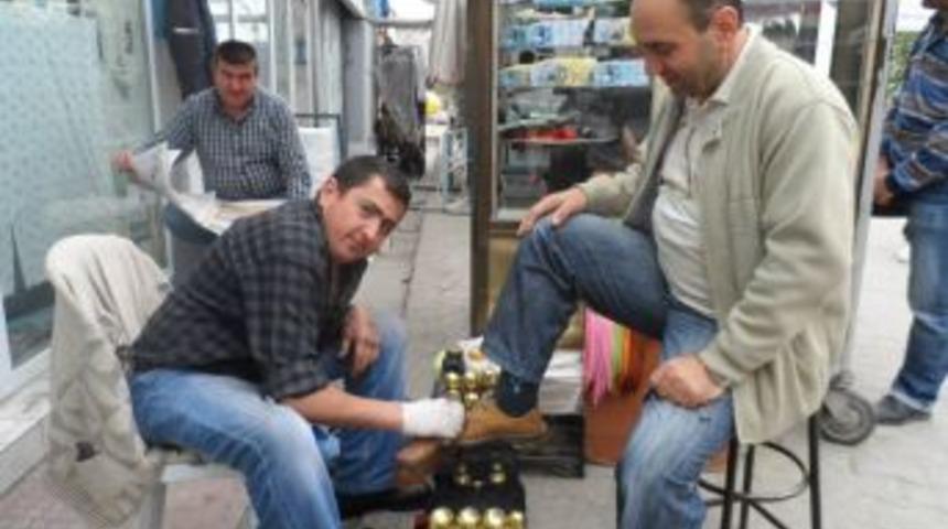 Ayakkabı boyacılığından ge&ccedil;imini sağlıyor