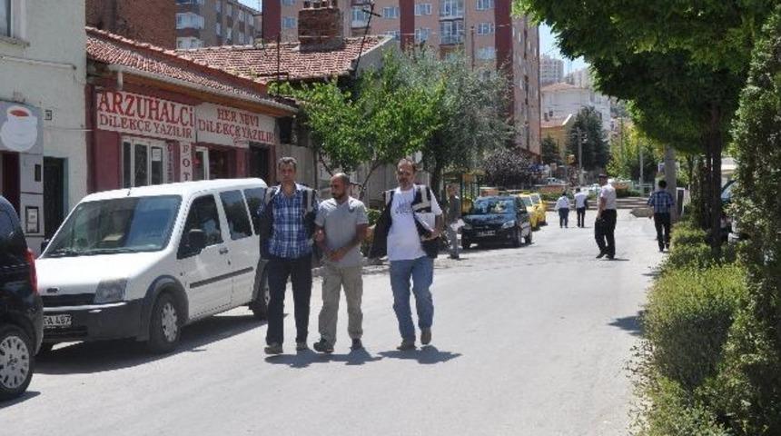 Boşandığı eşini kıskanıp bı&ccedil;akladı