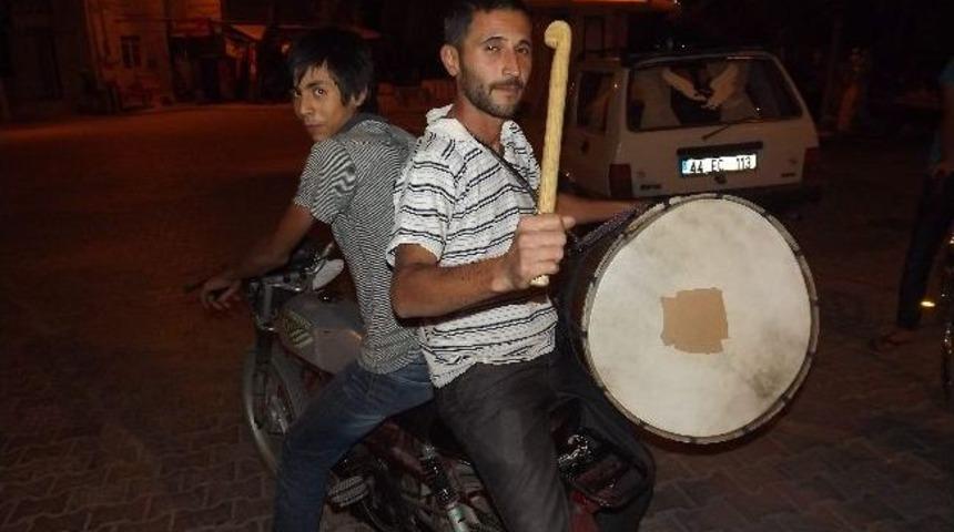 Motosiklet &Uuml;zerinde Ramazan Davulu &Ccedil;alıyor