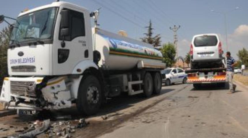 &Ccedil;orum'da 3 Aracın Karıştığı Kazada 4 Kişi Yaralandı