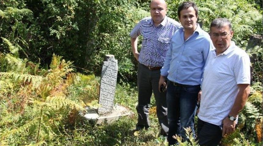 Başkan Emeksiz, 200 Yıllık Tarihi Mezarı Ziyaret Etti