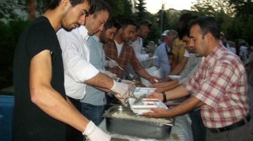 &Uuml;lk&uuml; Ocaklarından 4 Bin Kişiye İftar Yemeği