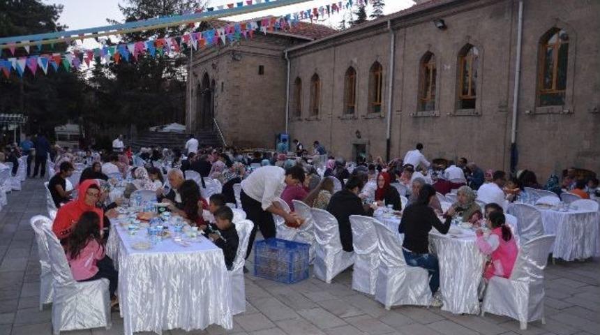 İhtiya&ccedil; Sahibi Ailelere İftar Yemeği Verildi