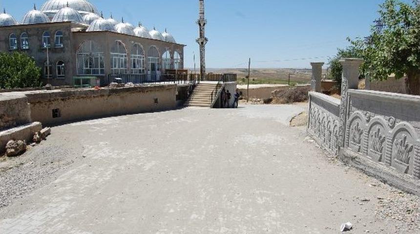 Samsat&rsquo;ın Uzuntepe K&ouml;y&uuml;ne Kilitli Parke Taşı D&ouml;şendi