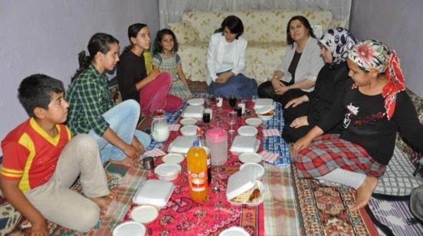 Protokol Eşleri Fakir Ailelerle Buluşuyor