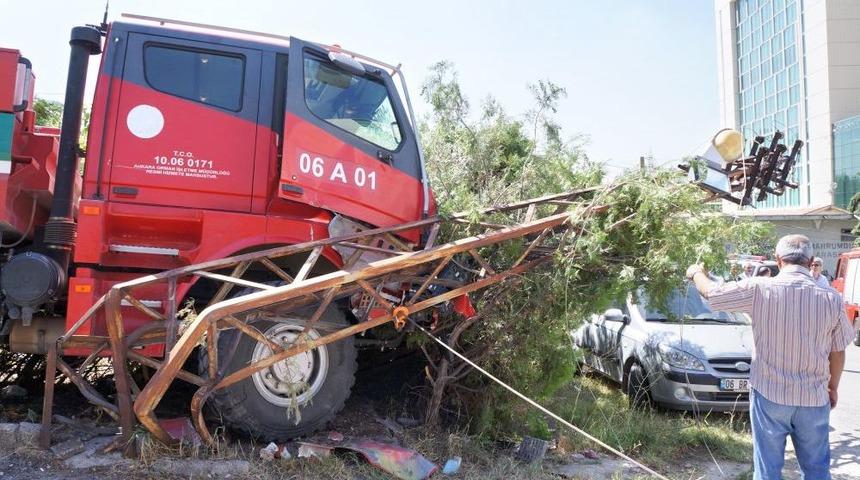Yangın S&ouml;nd&uuml;rme Aracı Elektrik Direğine &Ccedil;arptı