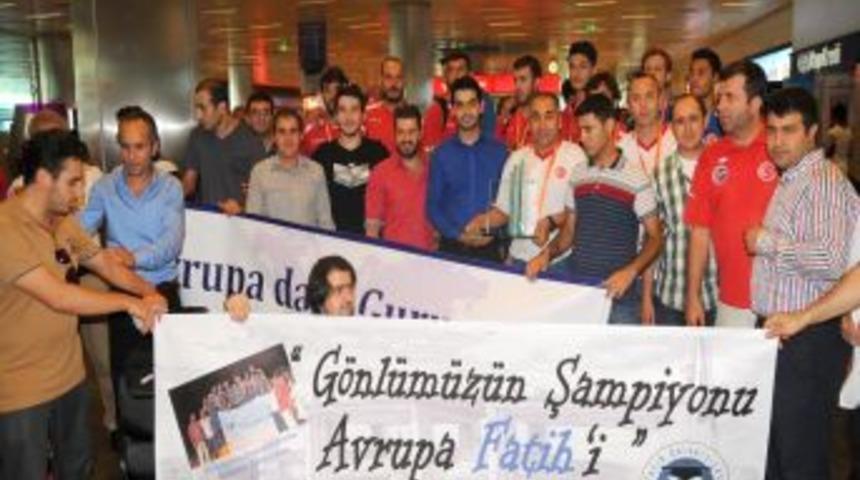 Avrupa Ikincisi Fatih &Uuml;niversitesi Basketbol Takımı Yurda D&ouml;nd&uuml;