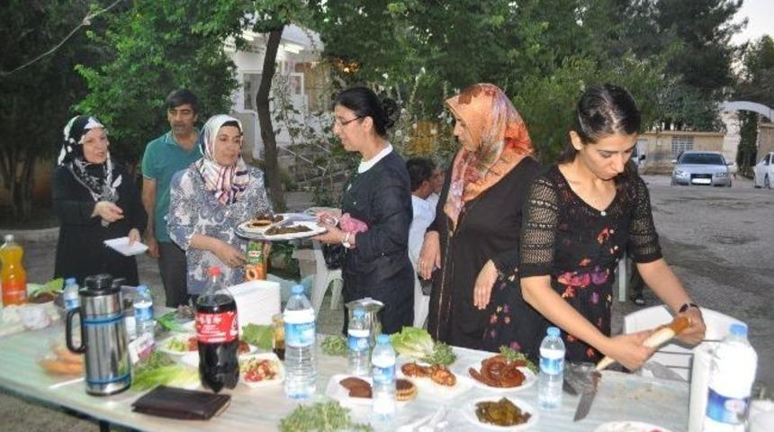 Ak Kadınlardan Yaşlılarla İftar