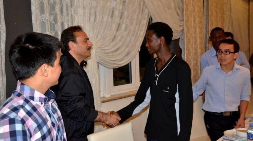 Aib&uuml; Rekt&ouml;r&uuml;nden Yabancı &Ouml;ğrencilere İftar Yemeği