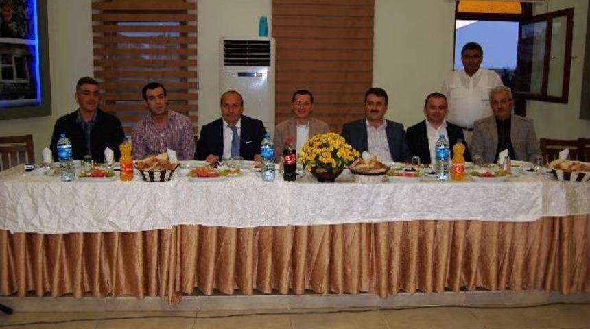 Muhtarlar Derneğinden İftar Yemeği