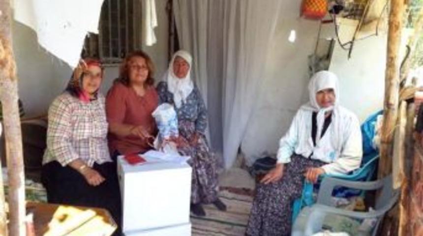 Şaphane Belediyesi Ihtiya&ccedil; Sahiplerine Yardım Kolisi Dağıtıyor