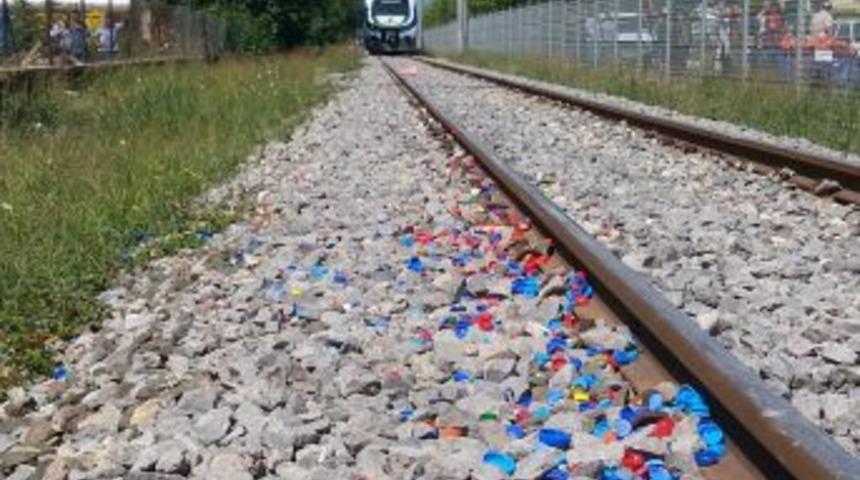 Trenin &ccedil;arptığı bisikletli &ouml;ld&uuml;