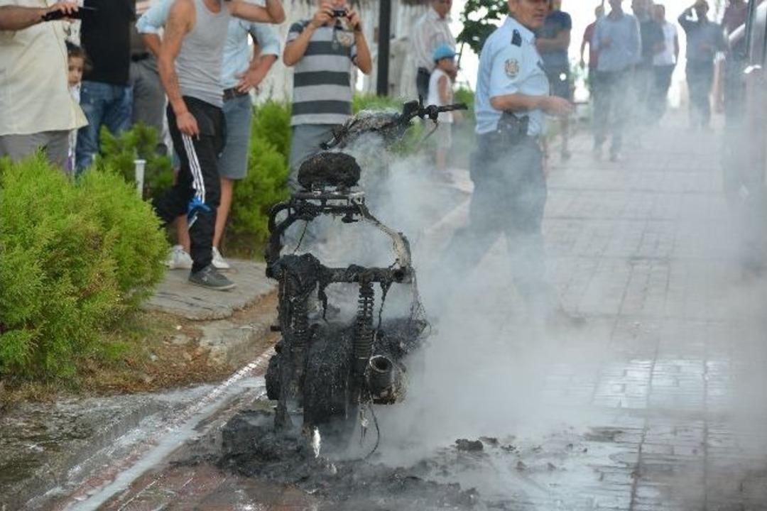 Motosiklet Alev Alev Yandı