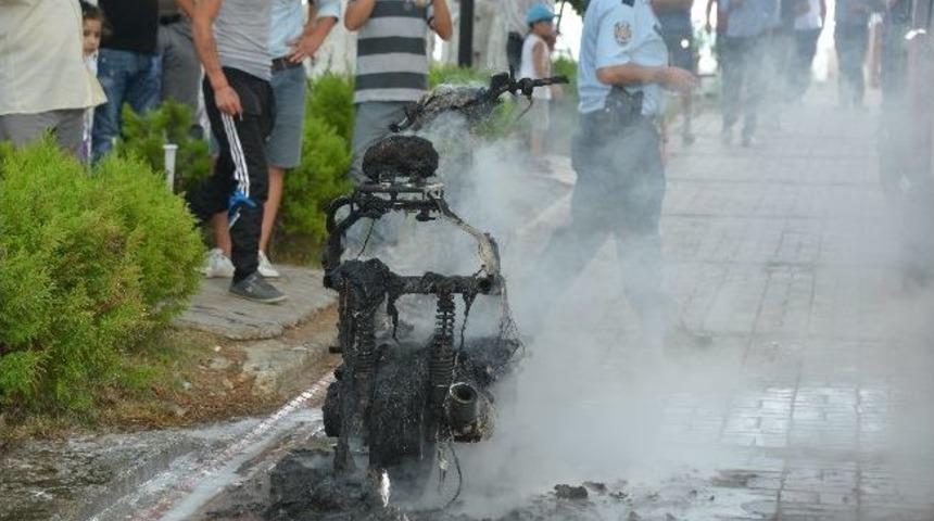 Motosiklet Alev Alev Yandı