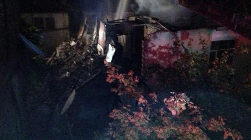 Gediz'de Gece &Ccedil;ıkan Yangında 1 Ev Tamamen Yandı