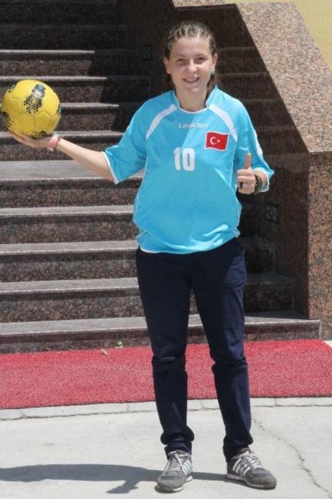 Akhisarlı Selin İkinci Kez Milli Takım Kadrosuna &Ccedil;ağrıldı