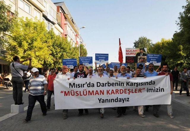 Mısır'da Demokrasi Yanlılarına Ateş Açılması