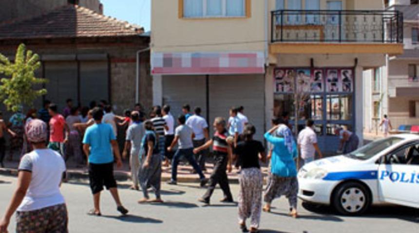 &Ouml;ld&uuml;r&uuml;len gencin yakınları işyerlerini bastı