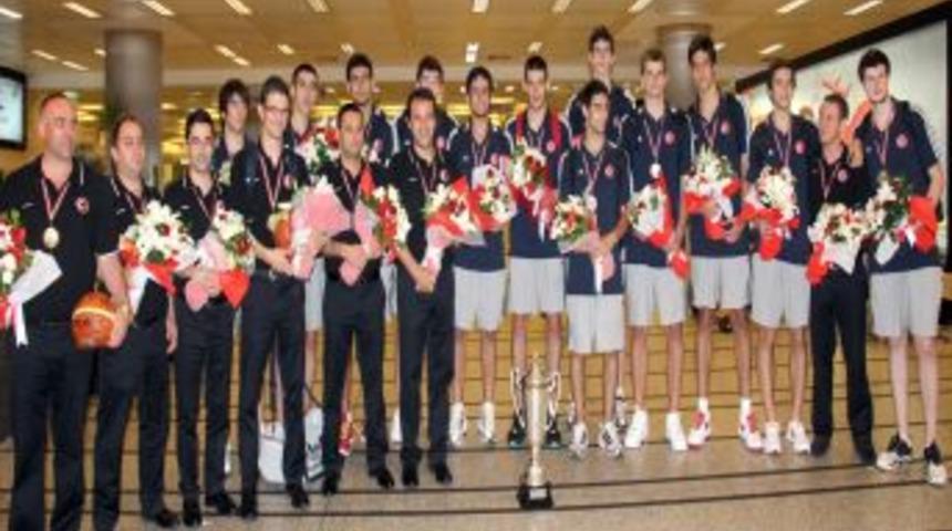 Şampiyon U18 Milli Takımı Yurda D&ouml;nd&uuml;