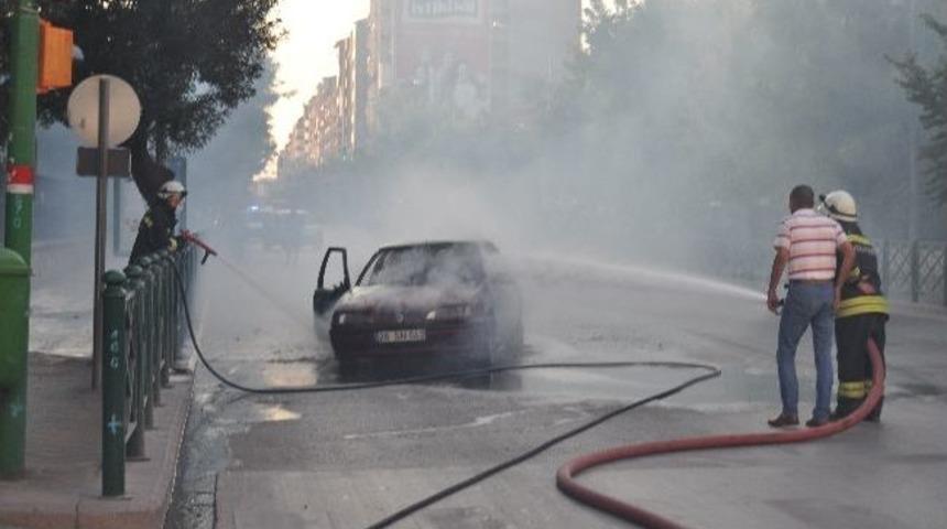 Seyir Halindeki Otomobil Alev Aldı