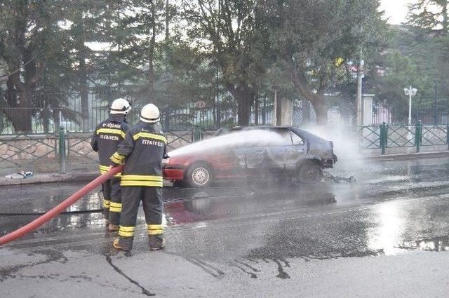 Seyir Halindeki Otomobil Alev Aldı