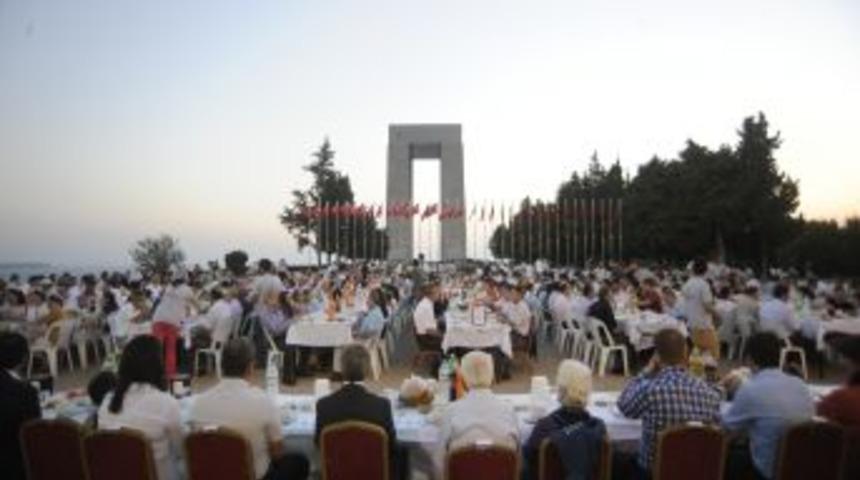 &Ccedil;anakkale Şehitliği'nde Şehit Ailelerine Iftar Verildi