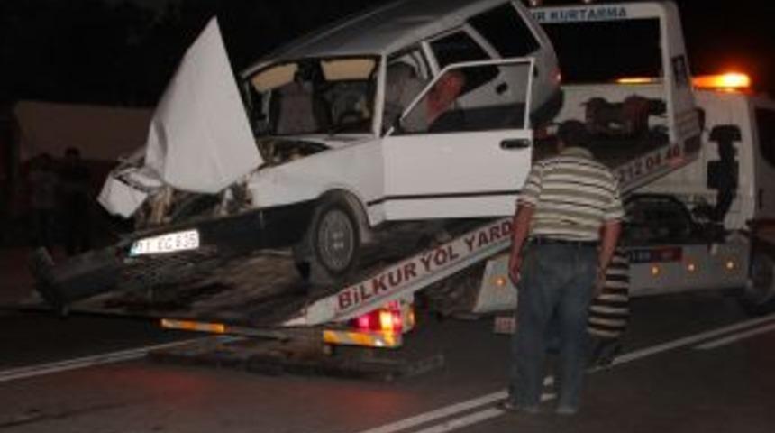 Otomobil kamyonetin altına girdi