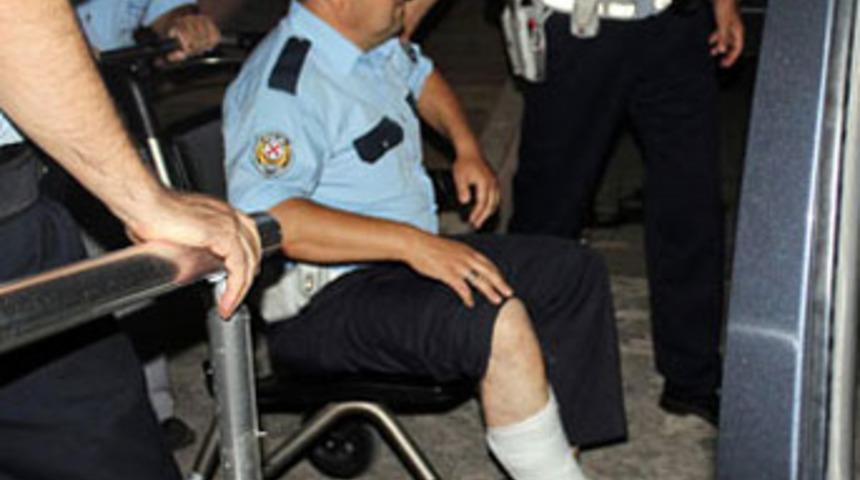 Polisin ayağını kırdı