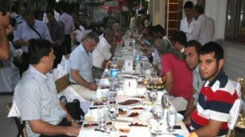 Vali Tapsız, Basın Mensuplarıyla İftarda Bir Araya Geldi