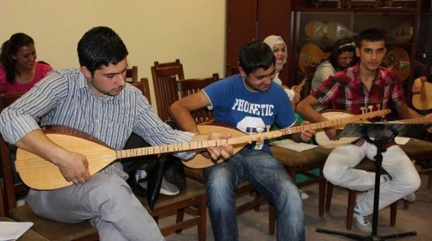 Gen&ccedil;ler İ&ccedil;in D&uuml;zenlenen Bağlama Kursuna İlgi B&uuml;y&uuml;k