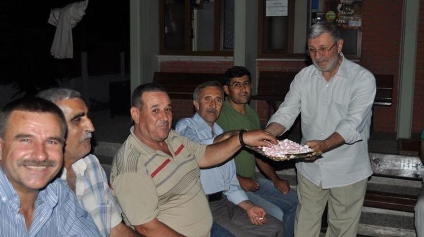 Teravihten Sonra Cami Avlusunda &Ccedil;aylı Helvalı Sohbet Var