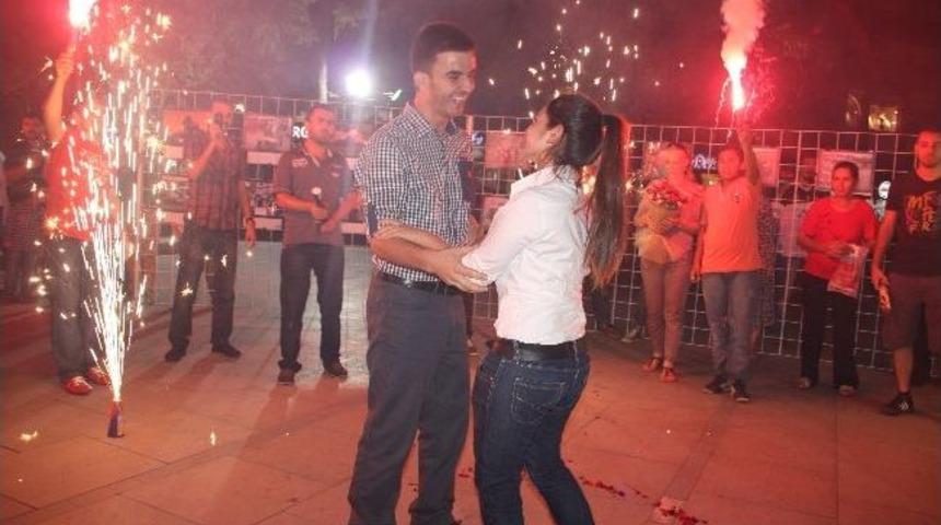 Atat&uuml;rk Meydanı&rsquo;nda İlgin&ccedil; Evlilik Teklifi