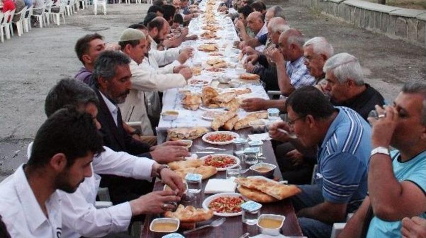Ahlat &Uuml;lk&uuml; Ocakları Ve Mhp İl&ccedil;e Teşkilatından İftar Yemeği
