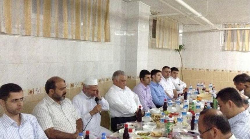 Suriyeli M&uuml;lteciler İftar Sofralarında