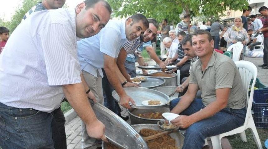 Somalı Y&ouml;r&uuml;klerden 5 Bin Kişilik İftar