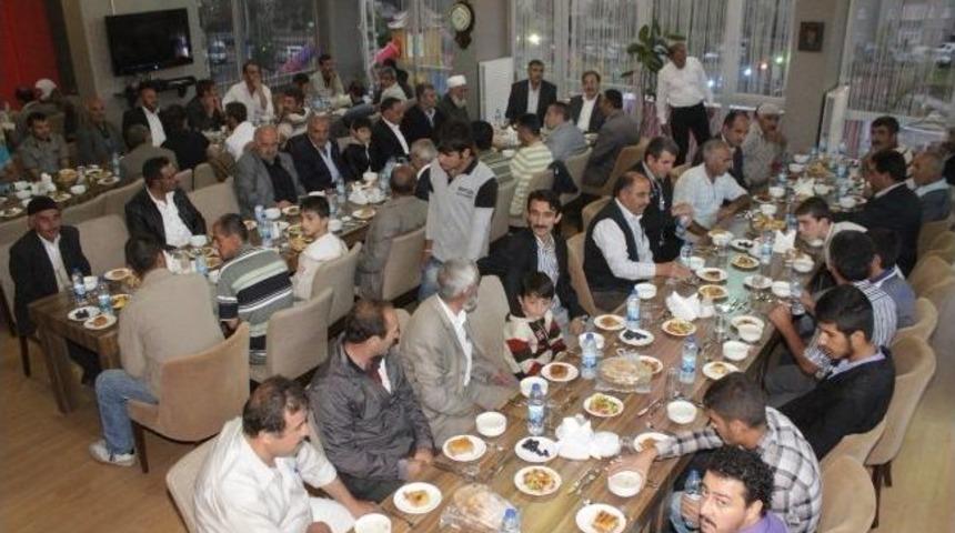 Belediye Başkanı Bulutlar, Semt Pazarcılar Esnafıyla İftar Etti