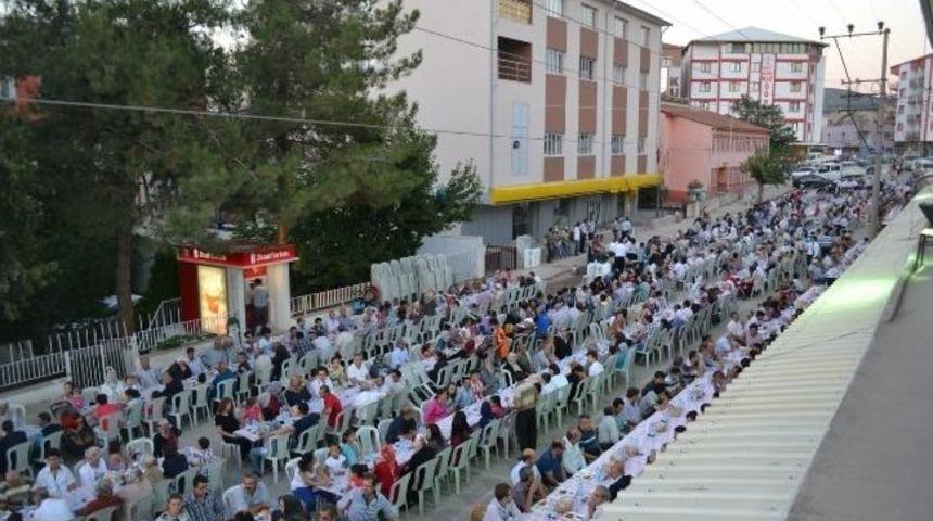 Kale&rsquo;de &Uuml;&ccedil; Bin Kişi İftarda Buluştu