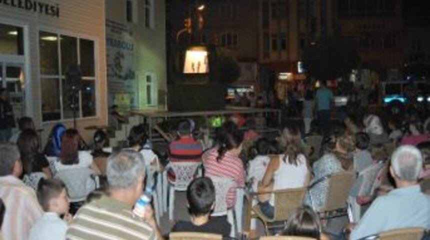 &Ccedil;ocuklar Karag&ouml;z Ve Hacivat&rsquo;la Eğlendiler