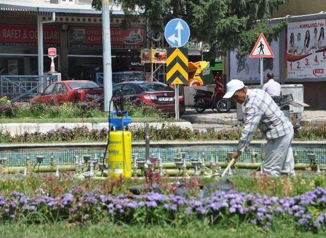 Süs Havuzları Temizleniyor