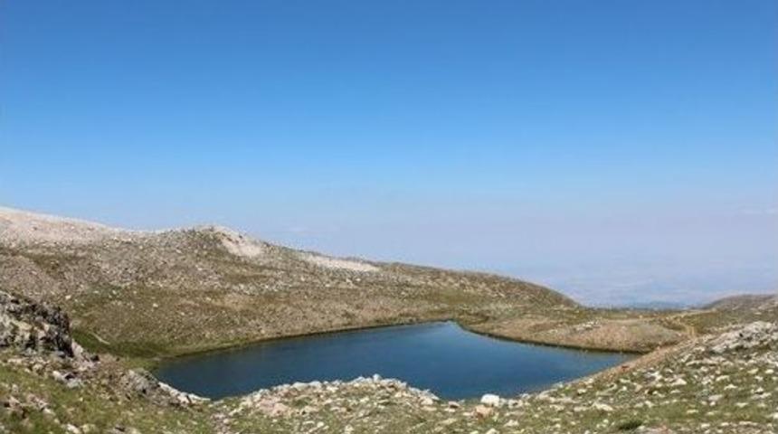 Uludağ'ın G&ouml;llerinden 300 Kilo &Ccedil;&ouml;p Toplandı