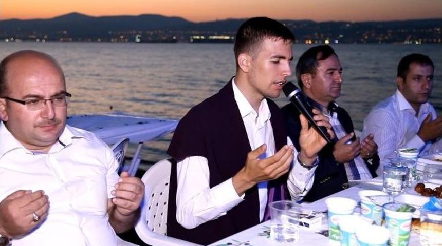 Başiskele&rsquo;de 2 Bin Kişi Ellerini Barış İ&ccedil;in Semaya A&ccedil;tı